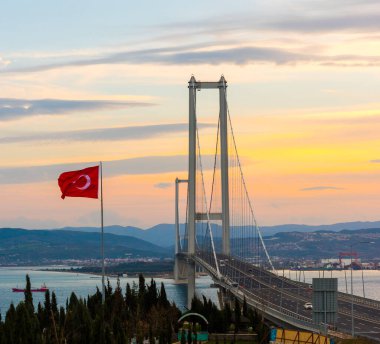 Osman Gazi Köprüsü (İzmit Körfezi Köprüsü). İzmit, Kokael, Turkey. Hepsi bu. Türkiye 'nin en uzun köprüsü ve dünyanın en uzun dördüncü asma köprüsü, merkez açıklığının uzunluğuyla.