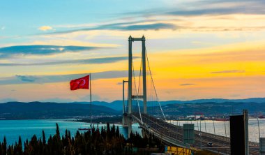 Osman Gazi Köprüsü (İzmit Körfezi Köprüsü). İzmit, Kokael, Turkey. Hepsi bu. Türkiye 'nin en uzun köprüsü ve dünyanın en uzun dördüncü asma köprüsü, merkez açıklığının uzunluğuyla.