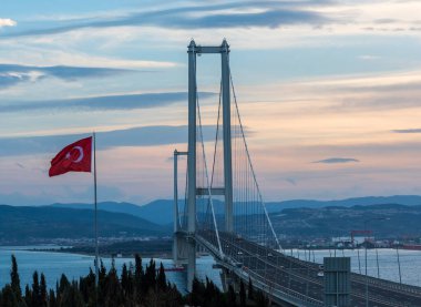 Osman Gazi Köprüsü (İzmit Körfezi Köprüsü). İzmit, Kokael, Turkey. Hepsi bu. Türkiye 'nin en uzun köprüsü ve dünyanın en uzun dördüncü asma köprüsü, merkez açıklığının uzunluğuyla.