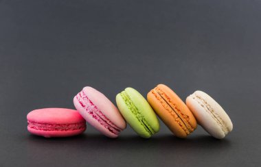 Makarna. Siyah arkaplanda renkli makaronlar.