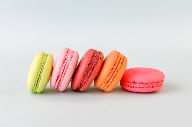 Makarna. Beyaz arkaplanda renkli badem kurabiyeleri.