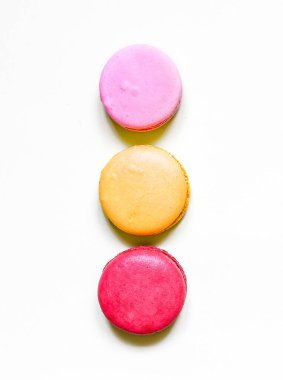 Makarna. Beyaz arkaplanda renkli badem kurabiyeleri.