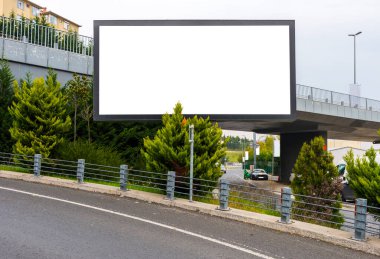 Açık hava reklamı için büyük boş reklam panosu.
