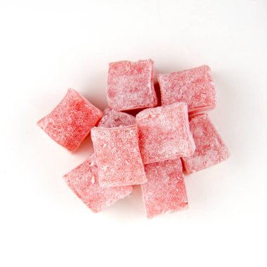 Türk Lokumu (Lokum) beyaz arkaplanda izole edildi.