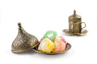 Beyaz zemin üzerinde Türk Lokumu olan Türk kahvesi.