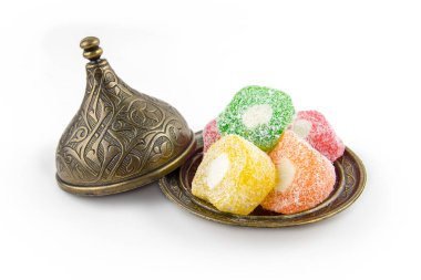 Türk Lokumu (Lokum) beyaz arkaplanda izole edildi.