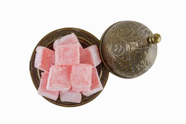 Türk Lokumu (Lokum) beyaz arkaplanda izole edildi.