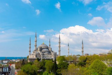 İstanbul 'daki Mavi Cami. (Sultanahmet Camii) İstanbul 'da sadece altı minareli cami var..