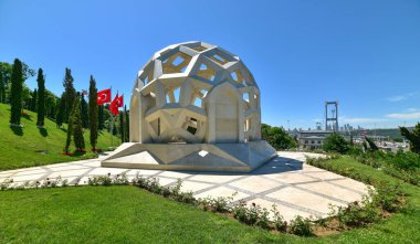 İSTANBUL, TURKEY - 29 Haziran 2020: 15 Temmuz Şehitler Anıtı (15 TEMUZ SEHITLER ANITI) ve 15 Temmuz Şehitler Köprüsü İstanbul 'da. Türkiye