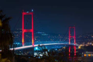 İstanbul Boğazı Köprüsü, gece. 15 Temmuz Şehitler Köprüsü (15 Temmuz Sehitler Koprusu). İstanbul, Türkiye.