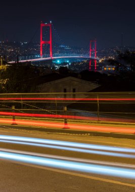 İstanbul Boğazı Köprüsü, gece. 15 Temmuz Şehitler Köprüsü (15 Temmuz Sehitler Koprusu). İstanbul, Türkiye.