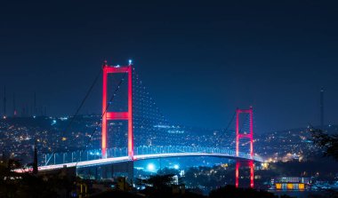 İstanbul Boğazı Köprüsü, gece. 15 Temmuz Şehitler Köprüsü (15 Temmuz Sehitler Koprusu). İstanbul, Türkiye.