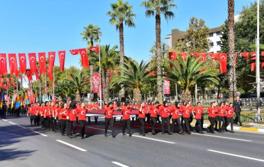 İSTANBUL, TURKEY - 29 Ekim Cumhuriyet Günü, sivil ve askeri gücün Vatan Caddesi 'ne geçişi ve İstanbul' un yoğun ilgi çeken insanlarıyla kutlandı. Türkiye Cumhuriyeti Günü 'nün 95. yıldönümünü kutladık.