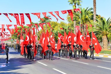 İSTANBUL, TURKEY - 29 Ekim Cumhuriyet Günü, sivil ve askeri gücün Vatan Caddesi 'ne geçişi ve İstanbul' un yoğun ilgi çeken insanlarıyla kutlandı. Türkiye Cumhuriyeti Günü 'nün 95. yıldönümünü kutladık.
