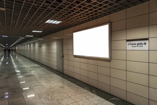 Tavola Pubblicitaria Bianca Sul Muro Nella Stazione Della Metropolitana Sotterranea — Foto Stock