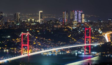 İstanbul Boğazı Köprüsü, gece. 15 Temmuz Şehitler Köprüsü. Camlica Hill 'den gece görüşü. İstanbul, Türkiye.
