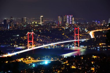 İstanbul Boğazı Köprüsü, gece. 15 Temmuz Şehitler Köprüsü. Camlica Hill 'den gece görüşü. İstanbul, Türkiye.