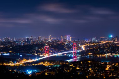 İstanbul Boğazı Köprüsü, gece. 15 Temmuz Şehitler Köprüsü. Camlica Hill 'den gece görüşü. İstanbul, Türkiye.