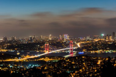 İstanbul Havai fişekli Boğaz Köprüsü. 15 Temmuz Şehitler Köprüsü. Camlica Hill 'den gece görüşü. İstanbul, Türkiye.