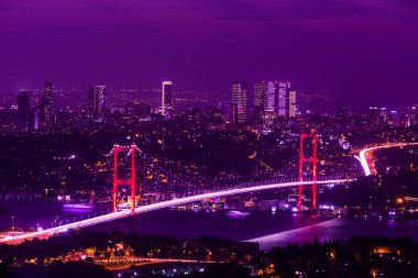 İstanbul Boğazı Köprüsü, gece. 15 Temmuz Şehitler Köprüsü. Camlica Hill 'den gece görüşü. İstanbul, Türkiye.
