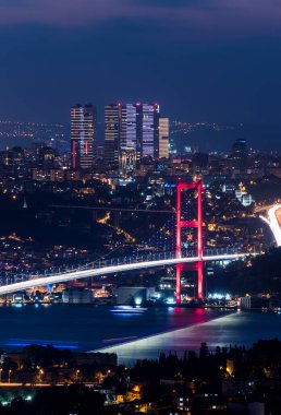 İstanbul Boğazı Köprüsü, gece. 15 Temmuz Şehitler Köprüsü. Camlica Hill 'den gece görüşü. İstanbul, Türkiye.