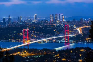 İstanbul Boğazı Köprüsü, gece. 15 Temmuz Şehitler Köprüsü. Camlica Hill 'den gece görüşü. İstanbul, Türkiye.