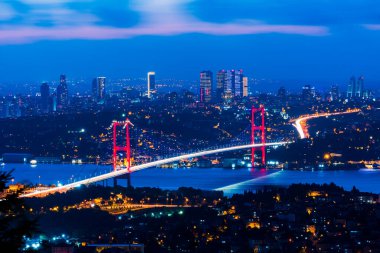İstanbul Boğazı Köprüsü, gece. 15 Temmuz Şehitler Köprüsü. Camlica Hill 'den gece görüşü. İstanbul, Türkiye.