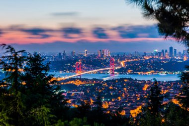 İstanbul Boğazı Köprüsü, gece. 15 Temmuz Şehitler Köprüsü. Camlica Hill 'den gece görüşü. İstanbul, Türkiye.