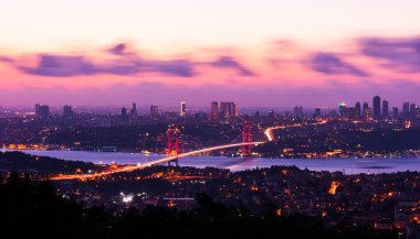 İstanbul Boğazı Köprüsü, gece. 15 Temmuz Şehitler Köprüsü. Camlica Hill 'den gece görüşü. İstanbul, Türkiye.
