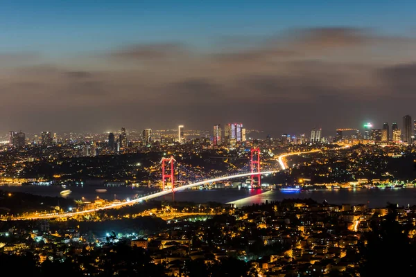 Стамбульский Босфорский Мост Фейерверком Июля Мост Мучеников Ночной Вид Холма — стоковое фото