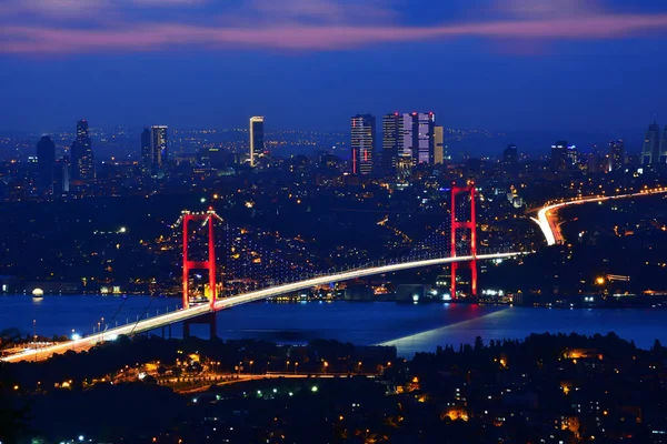 イスタンブール ボスポラス橋の夜 7月15日 殉教者橋 Camlicaの丘からの夜景 トルコのイスタンブール — ストック写真