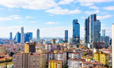 Şehir merkezinden İstanbul manzarası. Gökdelenler, oteller ve modern ofis binaları. İstanbul, Türkiye.