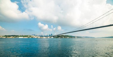 İstanbul, Türkiye 'de 15 Temmuz Şehitler Köprüsü (Türkçe: 15 Temmuz Sehitler Koprusu) mavi gökyüzü. İstanbul Boğazı Köprüsü.