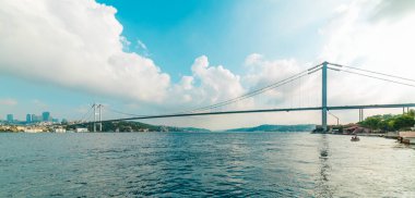 İstanbul, Türkiye 'de 15 Temmuz Şehitler Köprüsü (Türkçe: 15 Temmuz Sehitler Koprusu) mavi gökyüzü. İstanbul Boğazı Köprüsü.
