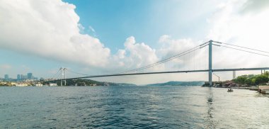 İstanbul, Türkiye 'de 15 Temmuz Şehitler Köprüsü (Türkçe: 15 Temmuz Sehitler Koprusu) mavi gökyüzü. İstanbul Boğazı Köprüsü.