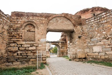 IZNIK, TURKEY - 21 Ekim 2018: Yenisehir Kapi (Yenisehir Kapi) antik Iznik Kalesi. Iznik, Bursa 'nın tarihi taş duvarları ve kapıları.