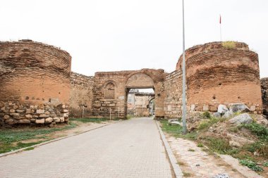 IZNIK, TURKEY - 21 Ekim 2018: Yenisehir Kapi (Yenisehir Kapi) antik Iznik Kalesi. Iznik, Bursa 'nın tarihi taş duvarları ve kapıları.