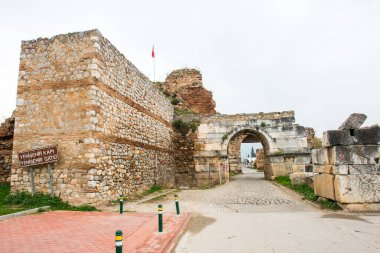 IZNIK, TURKEY - 21 Ekim 2018: Yenisehir Kapi (Yenisehir Kapi) antik Iznik Kalesi. Iznik, Bursa 'nın tarihi taş duvarları ve kapıları.