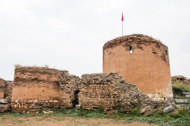 IZNIK, TURKEY - 21 Ekim 2018: Yenisehir Kapi (Yenisehir Kapi) antik Iznik Kalesi. Iznik, Bursa 'nın tarihi taş duvarları ve kapıları.