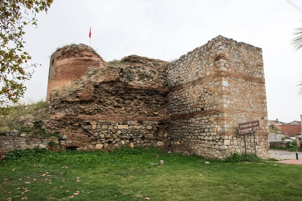 IZNIK, TURKEY - 21 Ekim 2018: Yenisehir Kapi (Yenisehir Kapi) antik Iznik Kalesi. Iznik, Bursa 'nın tarihi taş duvarları ve kapıları.