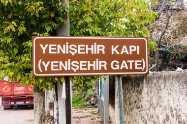 IZNIK, TURKEY - 21 Ekim 2018: Yenisehir Kapi (Yenisehir Kapi) antik Iznik Kalesi. Iznik, Bursa 'nın tarihi taş duvarları ve kapıları.