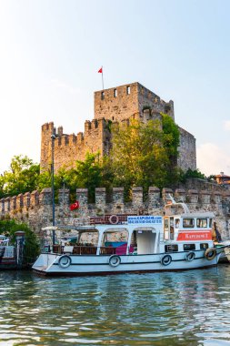 İSTANBUL, TURKEY - 2 Eylül 2018: Beykoz, İstanbul, Türkiye 'de Anadolu Hisari (Anadolu Kalesi) ve Göksu Deresi.