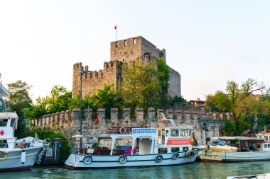 İSTANBUL, TURKEY - 2 Eylül 2018: Beykoz, İstanbul, Türkiye 'de Anadolu Hisari (Anadolu Kalesi) ve Göksu Deresi.
