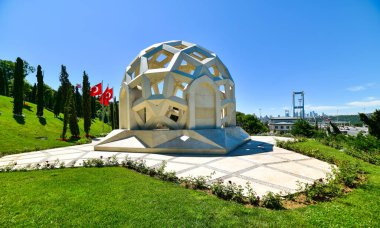 İSTANBUL, TURKEY - 29 Haziran 2020: 15 Temmuz Şehitler Anıtı (15 TEMUZ SEHITLER ANITI) ve 15 Temmuz Şehitler Köprüsü İstanbul 'da. Türkiye