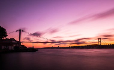 İstanbul Boğazı Köprüsü gün batımı manzaralı. 15 Temmuz Şehitler Köprüsü (15 Temmuz Sehitler Koprusu). İstanbul, Türkiye 'de renkli bosphorus manzarası.