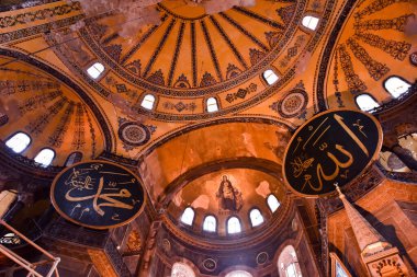 İSTANBUL, TURKEY - 27 Şubat 2016: Ayasofya Ayasofya iç görünümü. Ayasofya, İstanbul, Türkiye 'nin ünlü tarihi binasıdır.