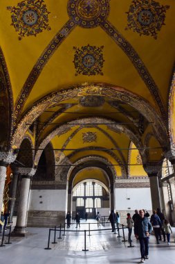 İSTANBUL, TURKEY - 27 Şubat 2016: Ayasofya Ayasofya iç görünümü. Ayasofya, İstanbul, Türkiye 'nin ünlü tarihi binasıdır.