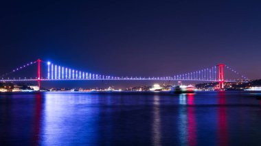 İstanbul, Türkiye 'de 15 Temmuz Şehitler Köprüsü (Türkçe: 15 Temmuz Sehitler Koprusu) mavi gökyüzü. İstanbul Boğazı Köprüsü.