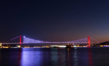 İstanbul, Türkiye 'de 15 Temmuz Şehitler Köprüsü (Türkçe: 15 Temmuz Sehitler Koprusu) mavi gökyüzü. İstanbul Boğazı Köprüsü.