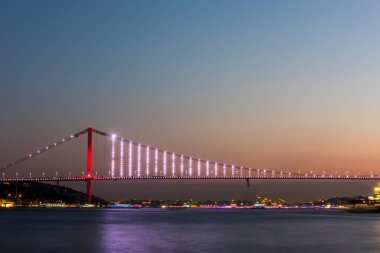 İstanbul, Türkiye 'de 15 Temmuz Şehitler Köprüsü (Türkçe: 15 Temmuz Sehitler Koprusu) mavi gökyüzü. İstanbul Boğazı Köprüsü.